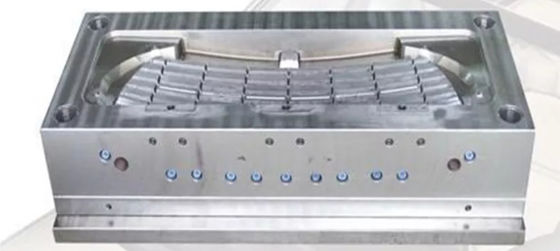 S136 자동차 주입은 가온 / 냉각 러너 자동차 범퍼 몰딩 자동차 그릴을 성형합니다
